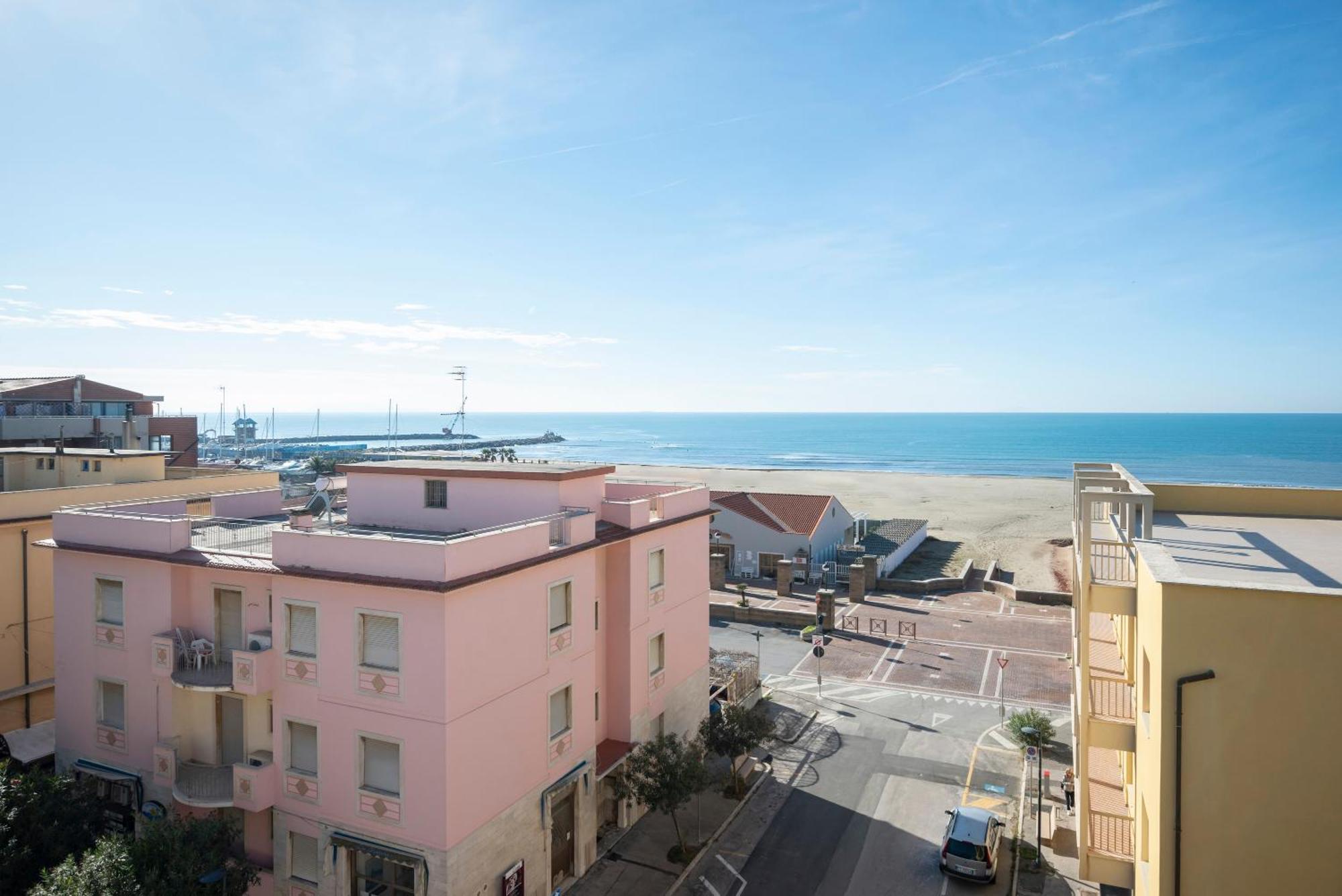 Lola Piccolo Hotel E Appartamenti Marina di Grosseto Exterior foto