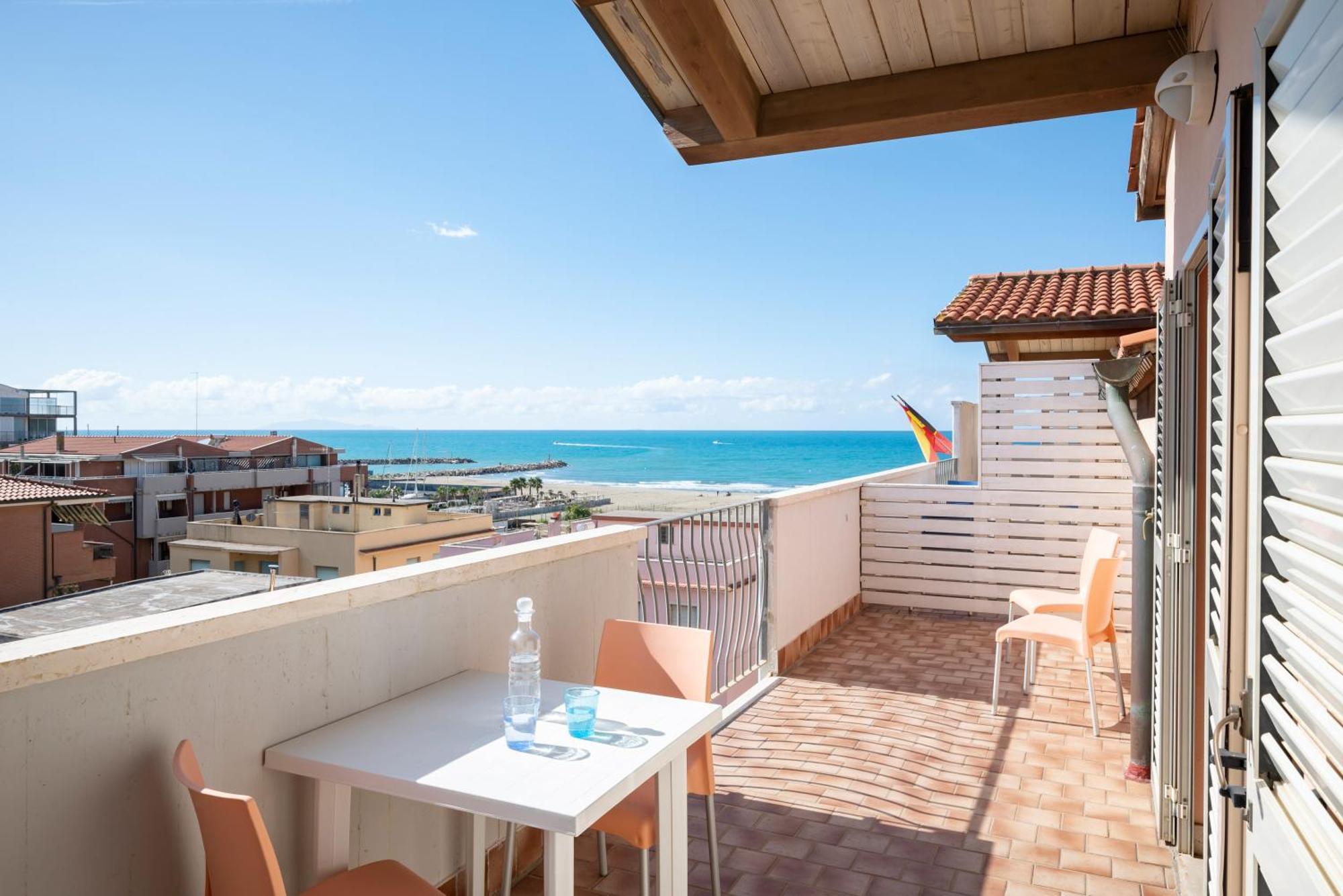 Lola Piccolo Hotel E Appartamenti Marina di Grosseto Exterior foto
